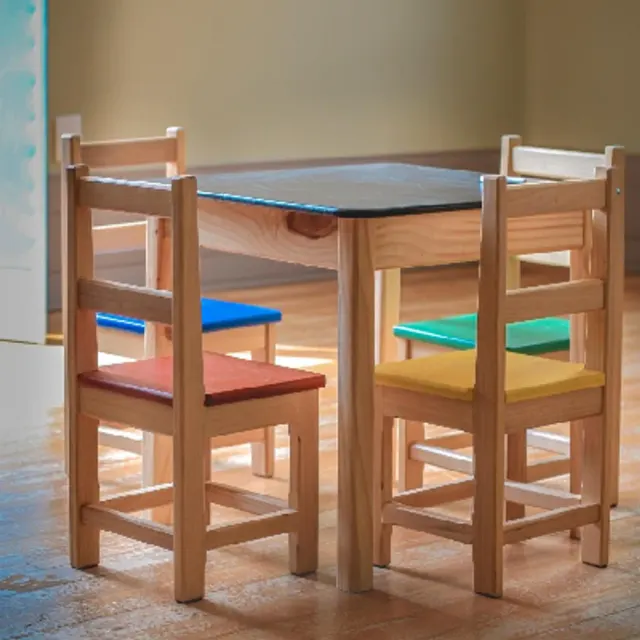 Mesa Infantil com tampo giz com 4 cadeiras