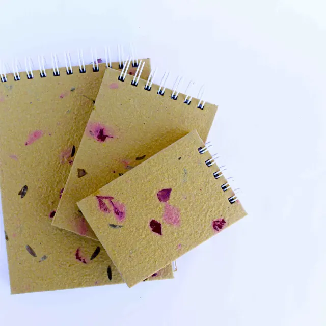 Kit com 3 blocos de notas artesanais sem pauta e com elementos