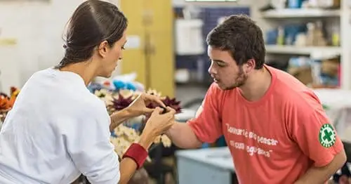 artesao produz colar de designer