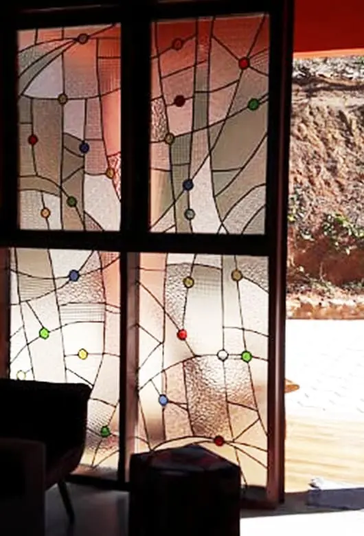 FACHADA DE CASA COM VITRAIS