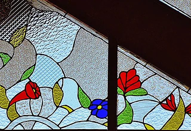 CASA COM VITRAL EM FACHADA