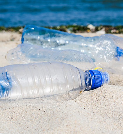 lixo-na-praia embalagem plastica descartada